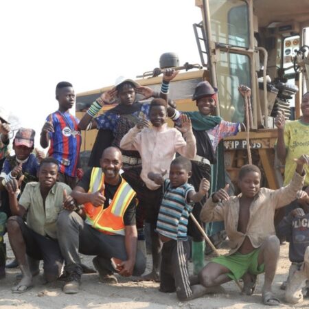 08.09.23 – Here, our #HE1 Community Liaison Officer is pictured with children close to the Itumbula-C SE wellsite, keeping the community well informed of the ongoing project.