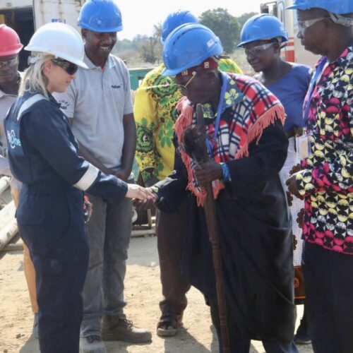 25.09.23 – Our CEO Lorna Blaisse shake hands with local Chief of Kamsamba ward, John Augustino Kasonso, ahead of blessing the Tai-3 well…