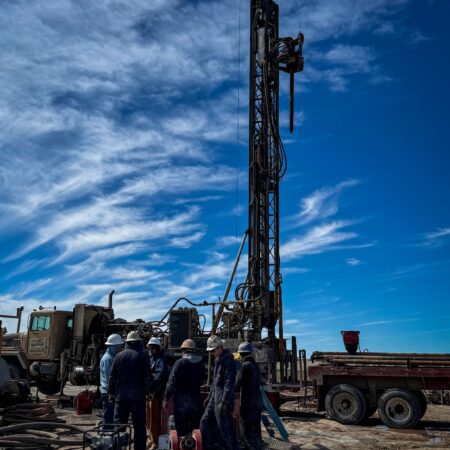27.02.25 – HE1 CEO Lorna Blaisse is onsite with @HeliumBlue CEO Trent Spry, at the Jackson-31 development well at the Galactica-Pegasus project in USA. Upon successful testing, it is anticipated that the well will be completed and ready to be tied in to helium production facilities.
