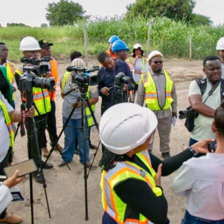25.04.25 – #HE1 welcomed a media delegation from the the Mining Commission to the Itumbula well site. They met with members of the HE1 field team, gained an overview of the project and visited some initiatives in the local community.